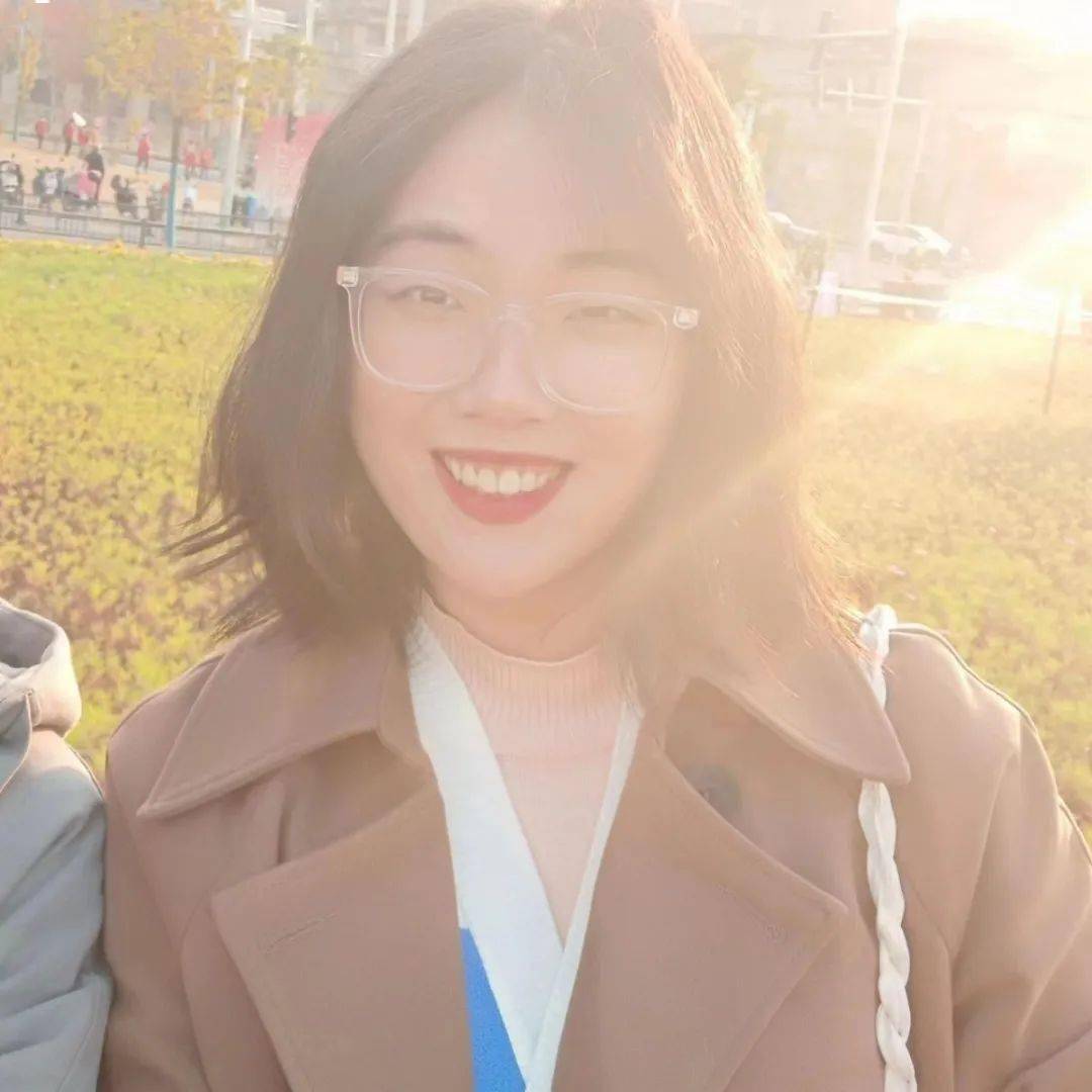 png格式②照片比例 1:1,面部清晰,笑容自然,以腰部以上的大头照为宜①