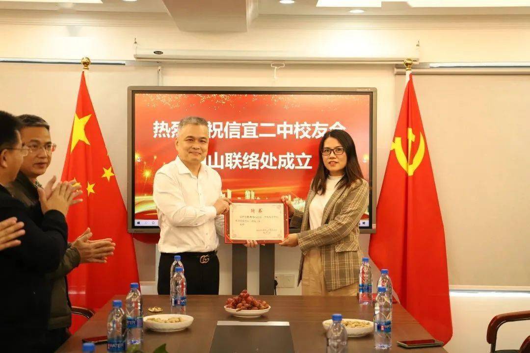 随后,陈立福副校长代表信宜二中校友会宣读了 "关于同意成立信宜二中