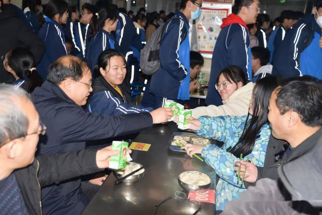 集體吃餃子,陽城這個學校的