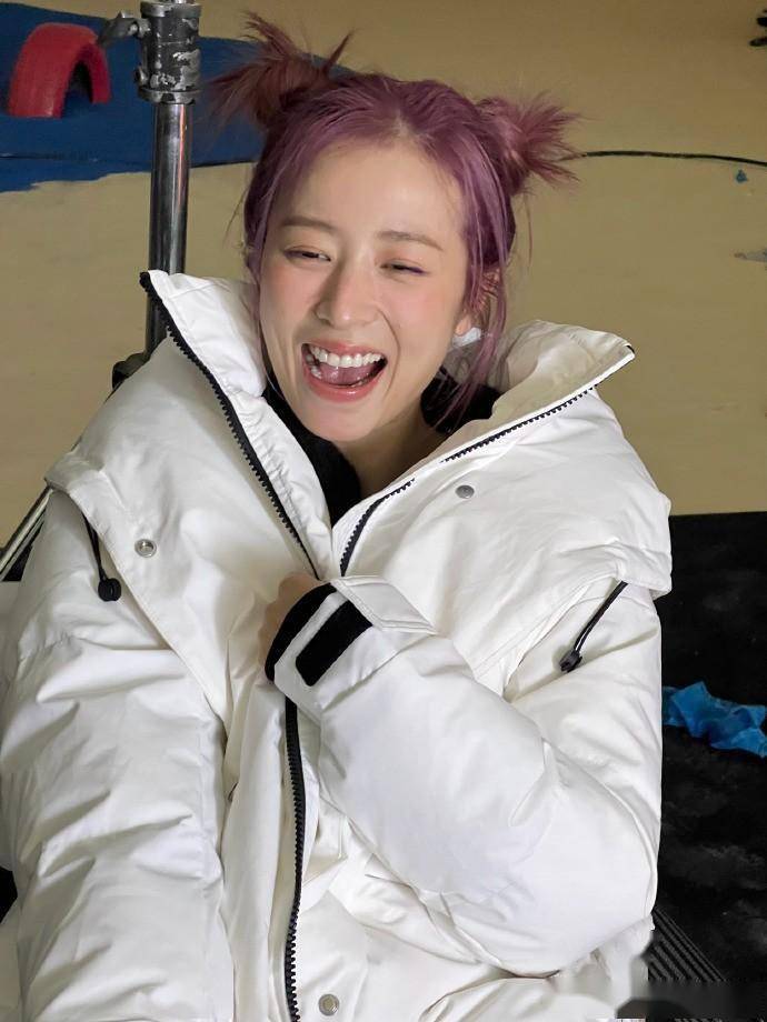 周雨彤晒第一次漂发打卡照 粉紫发双丸子头俏皮搞怪_微博_表情