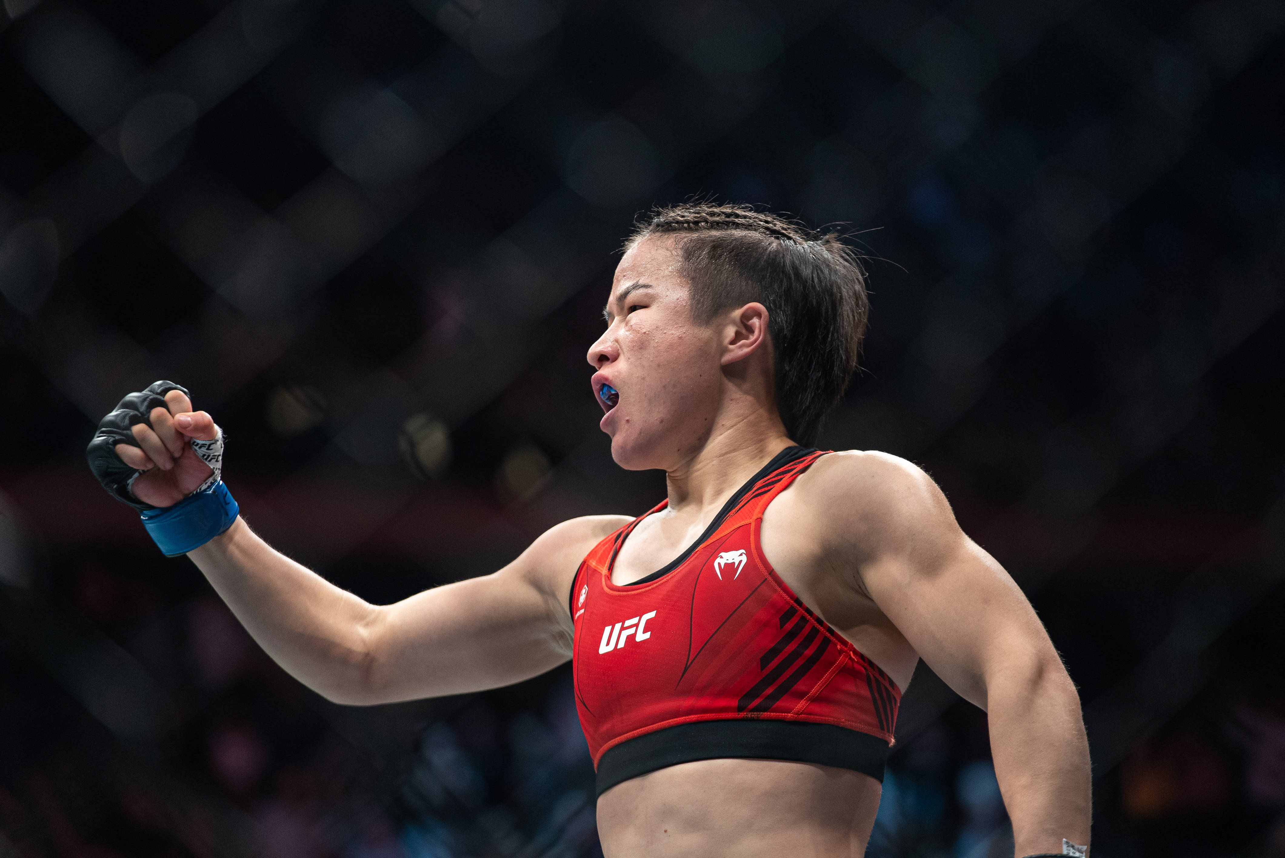 《勇者》丨格斗冠军张伟丽:超越自我的尝试_卡拉·埃斯帕扎_比赛_美国