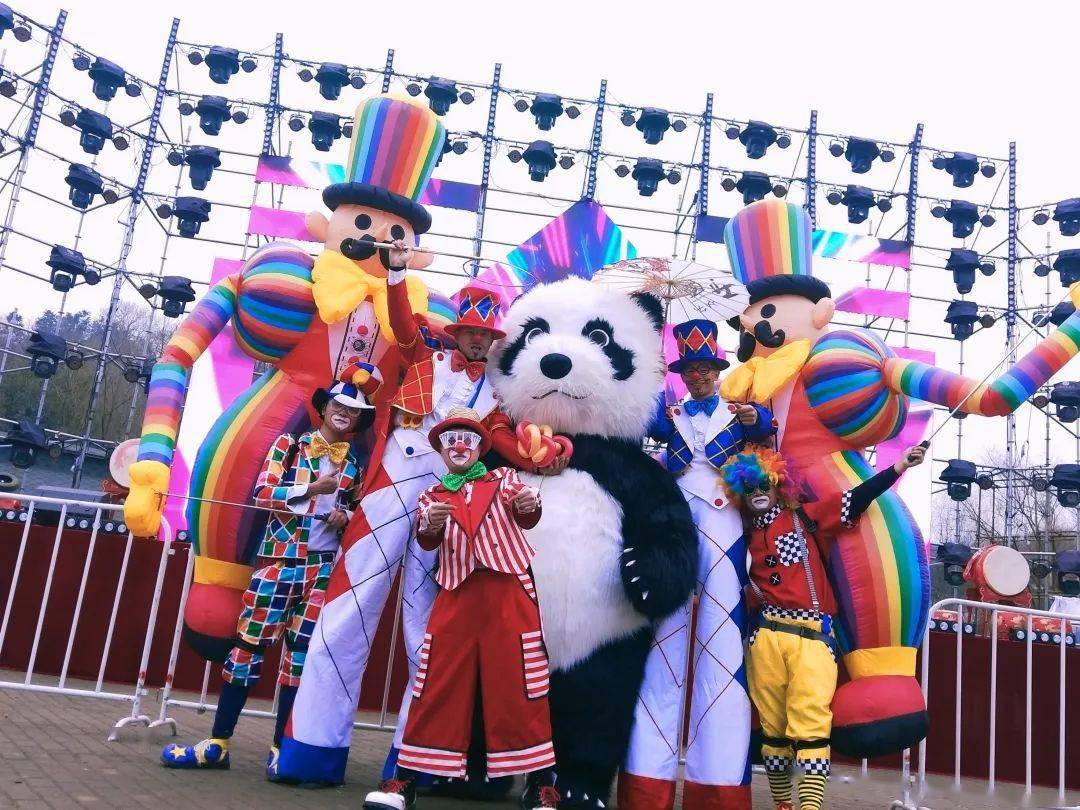 年,富川神仙湖景区特邀多次荣登央视及各大卫视的"中国滑稽小丑军团"