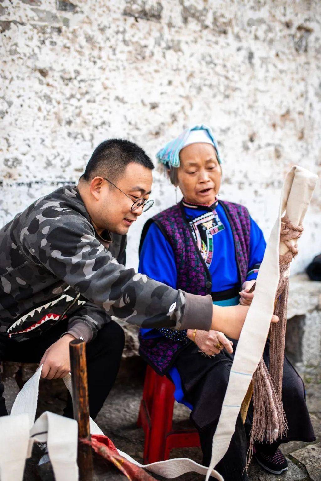 摄影/陈庆全柔,是屯堡人至今仍穿着的"凤阳汉装",青蓝辉映,宽袍大袖