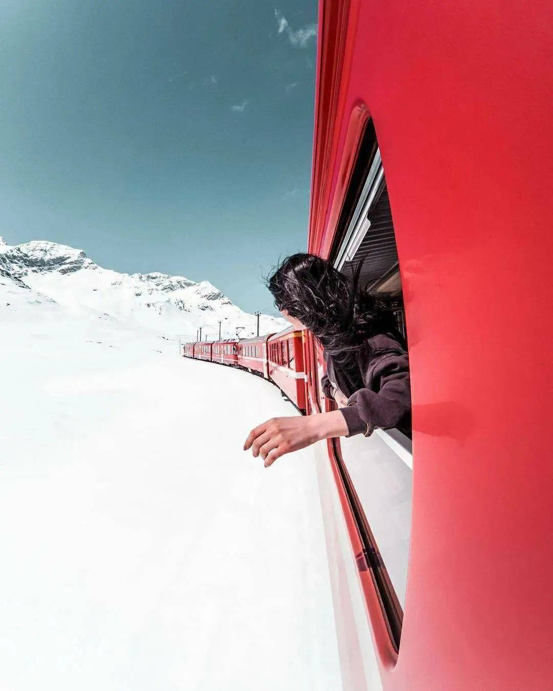 旅途中列车窗外沿途风景视频特效素材-千库网