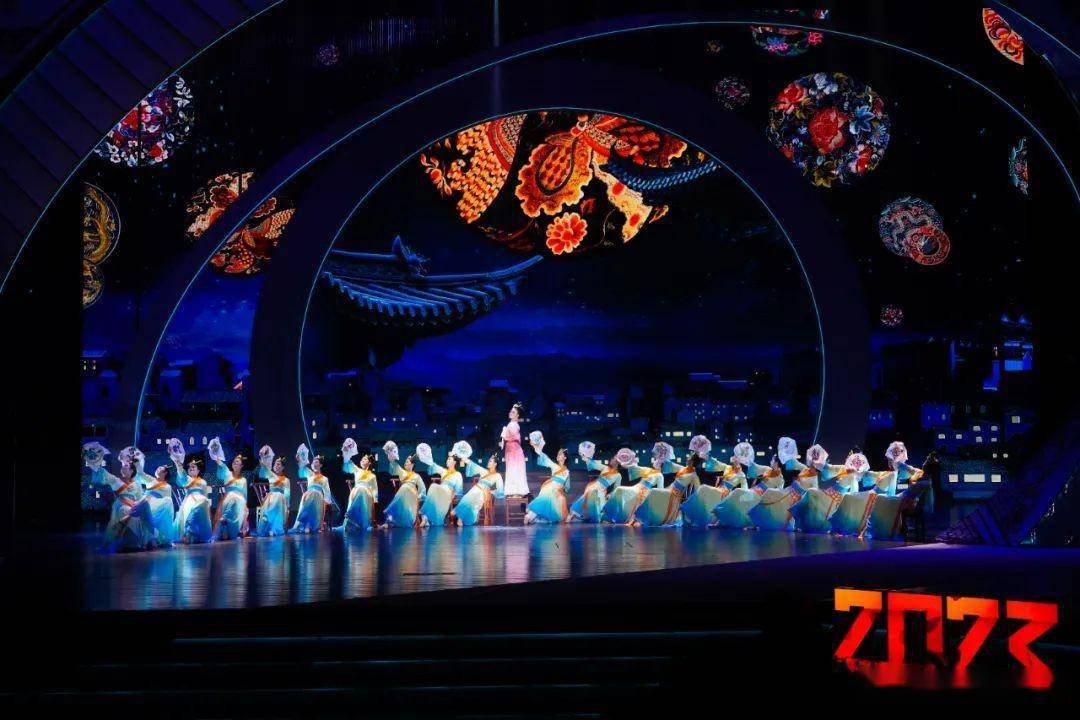 在音乐和舞蹈的律动中感受晋城的"时代感"童声合唱《我仰望五星红旗》