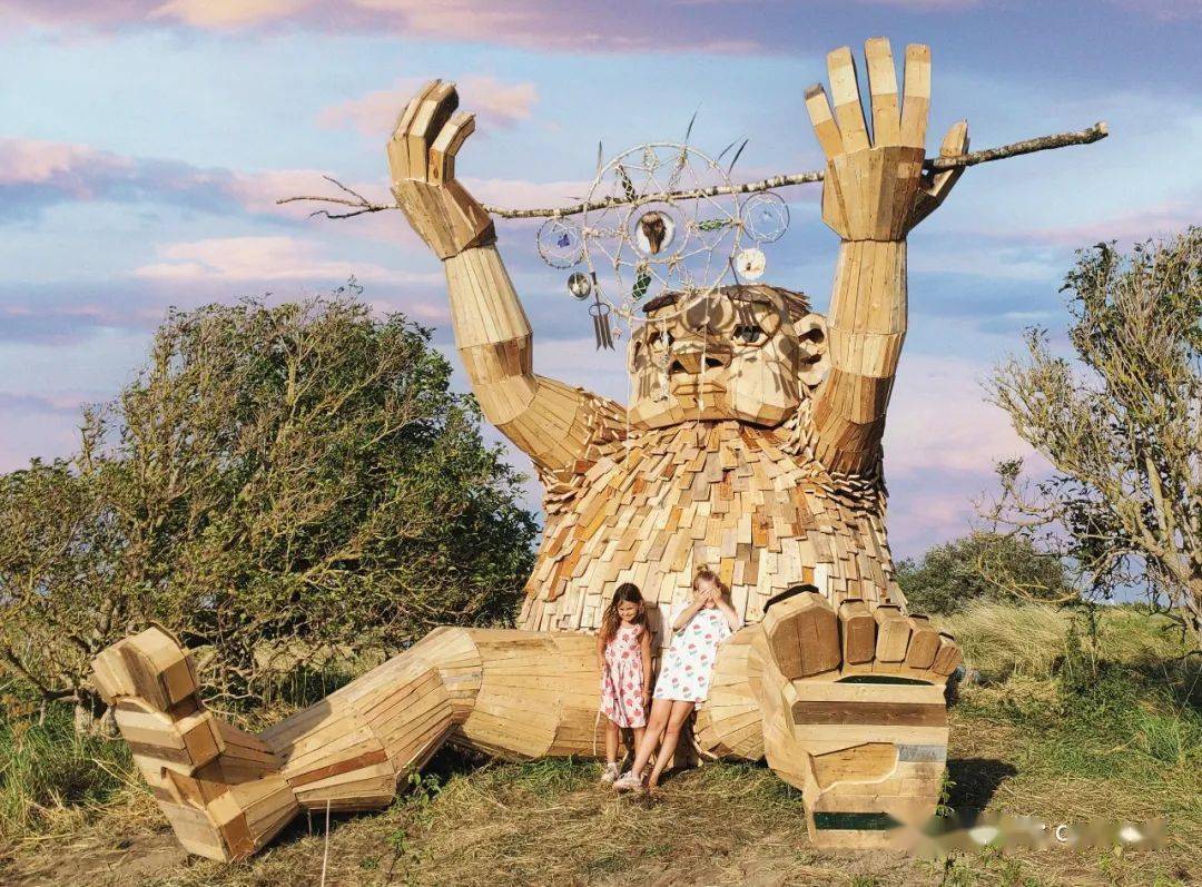 艺术家thomas dambo在木头中制作巨魔雕塑_中国_艺术网_游戏