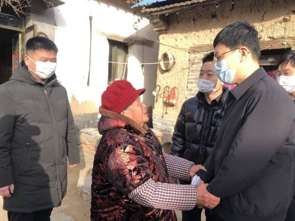 菏泽市政协常委马玉龙一行到沙土镇走访慰问困难群众_生活_政协委员