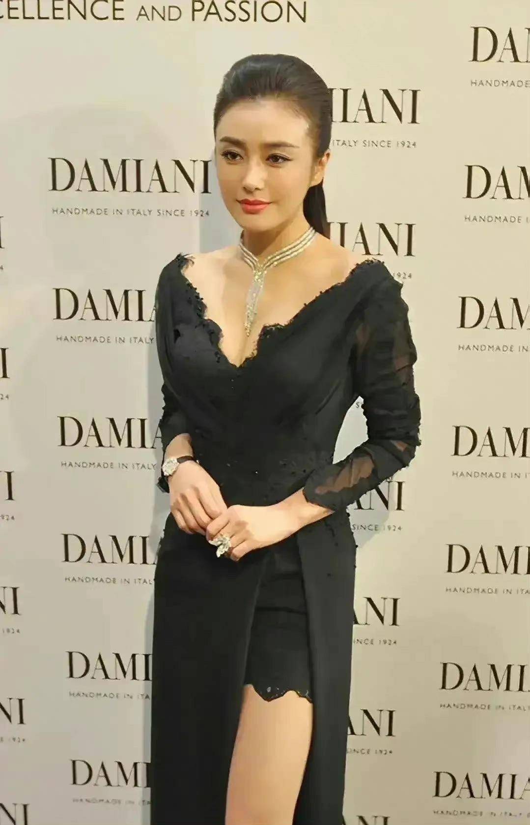 秦岚终于不缝领口了,大v领蕾丝裙秀"花瓶身材",高马尾太霸气_黑色