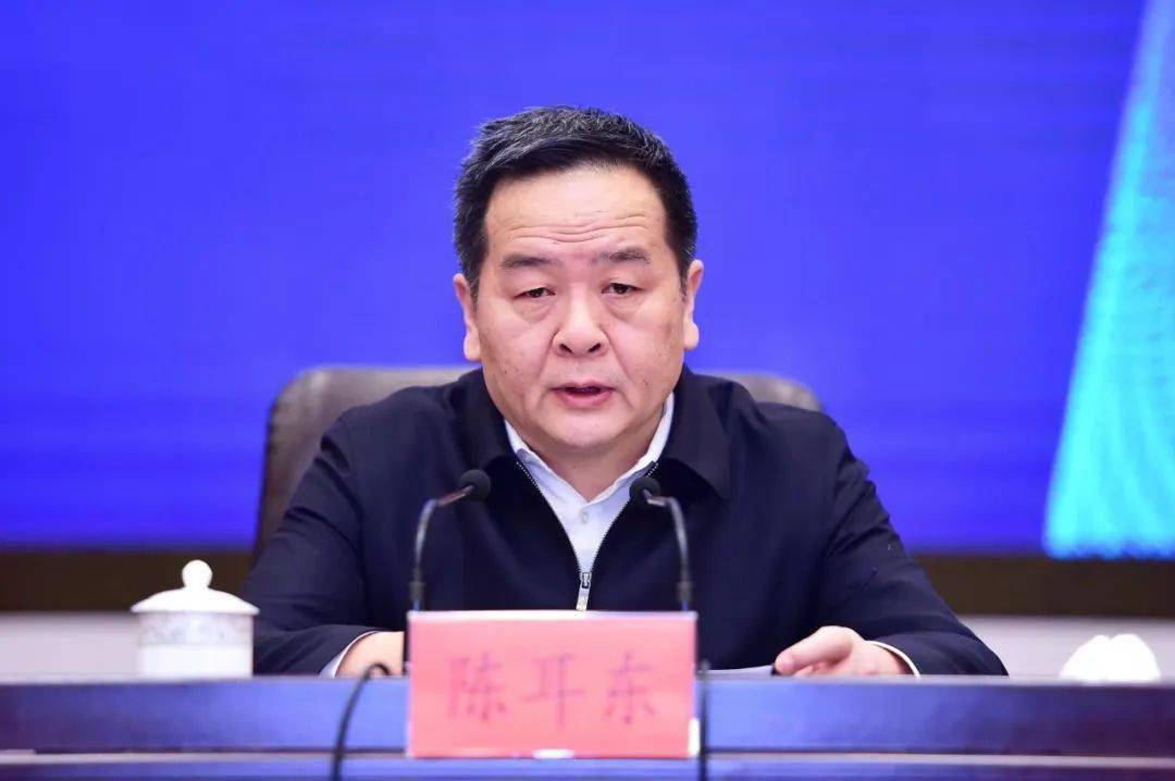 市委中心组举行(扩大)学习报告会