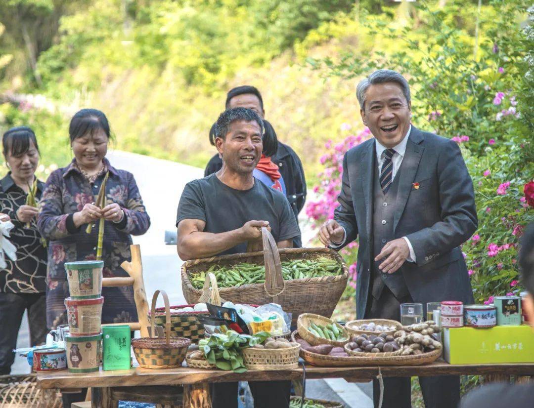 守候十二年,乡村「顶流」终于拿到了offer