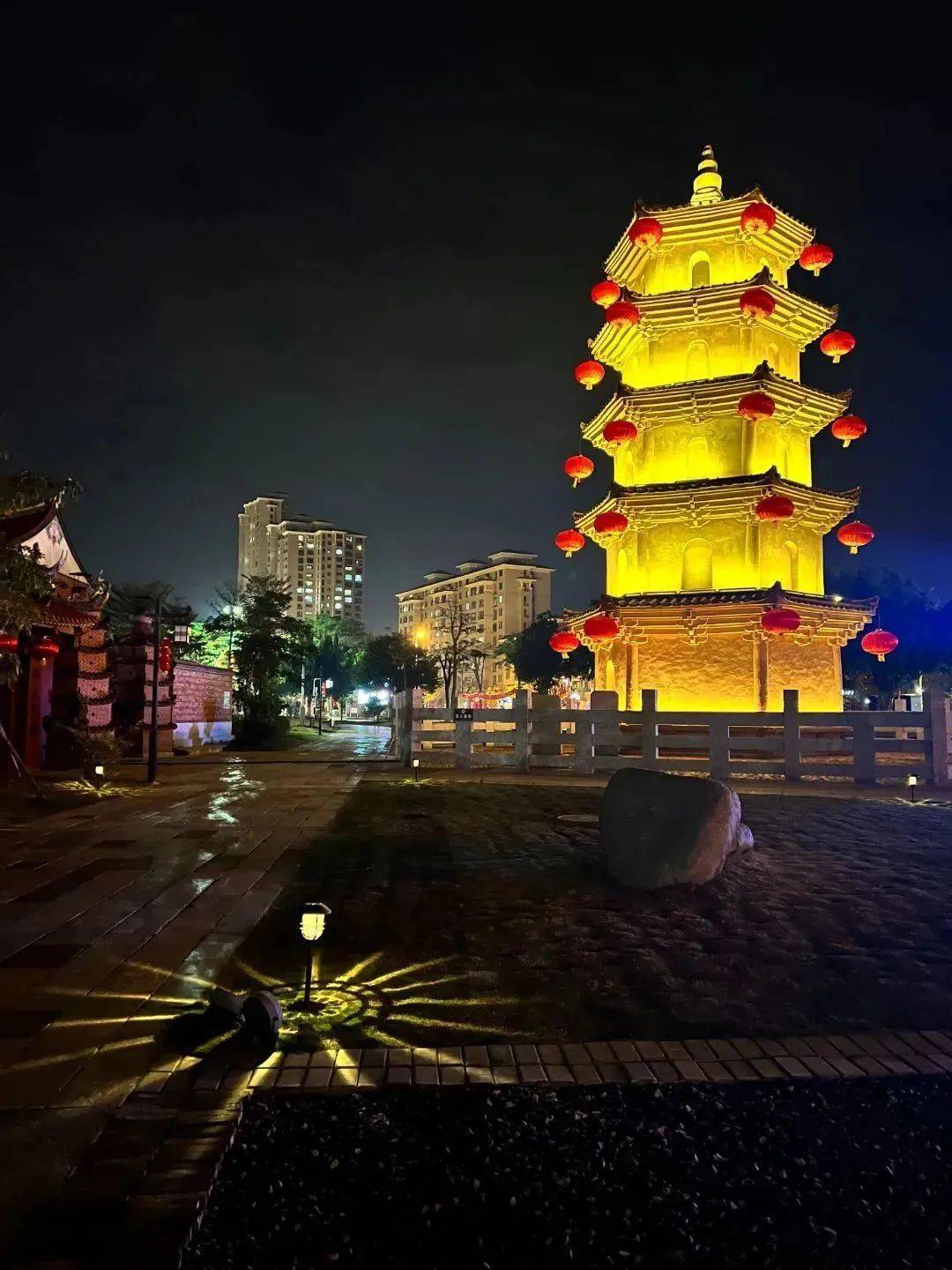 福兔主题小品景观,流光溢彩的夜景……连日来,晋江安海镇在安平桥景区