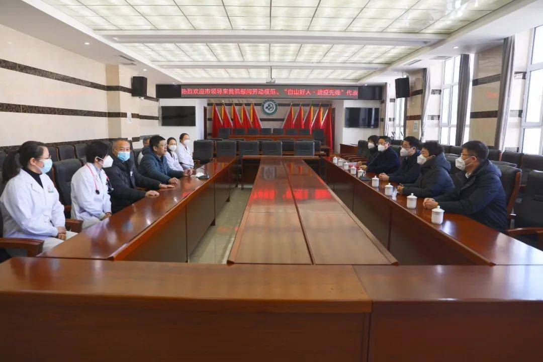 连日来,市委副书记,市长王雪峰走访慰问全国劳动模范宁凤莲及部分重点