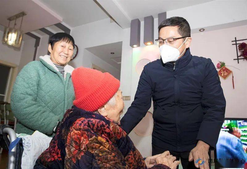 在老干部韦明齐家中,毛朝银详细询问他的身体和生活状况,送上节日的