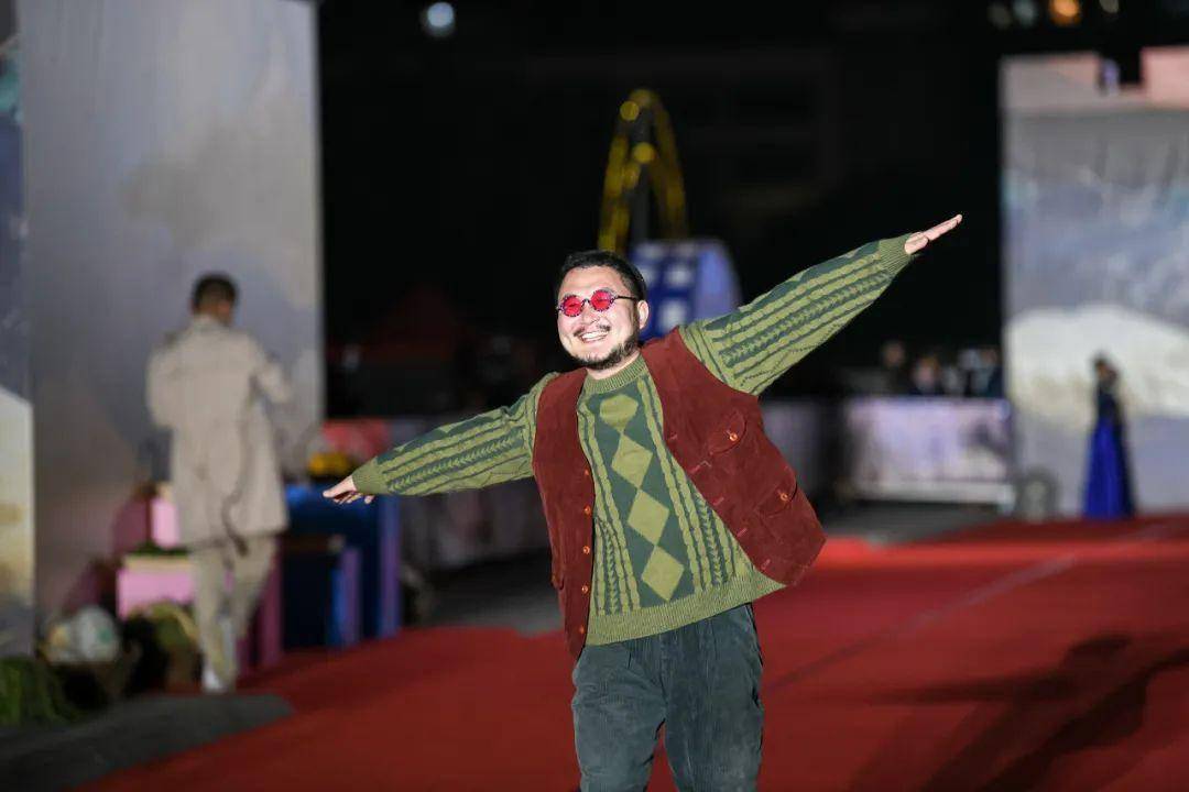 甘肃娃张尕怂是西北民谣代表性音乐人,尕谣班子创办人,致力于传承和