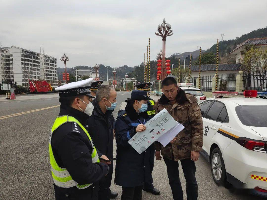交警与县交通综合行政执法大队执法人员在沪昆高速往返两点台江服务区