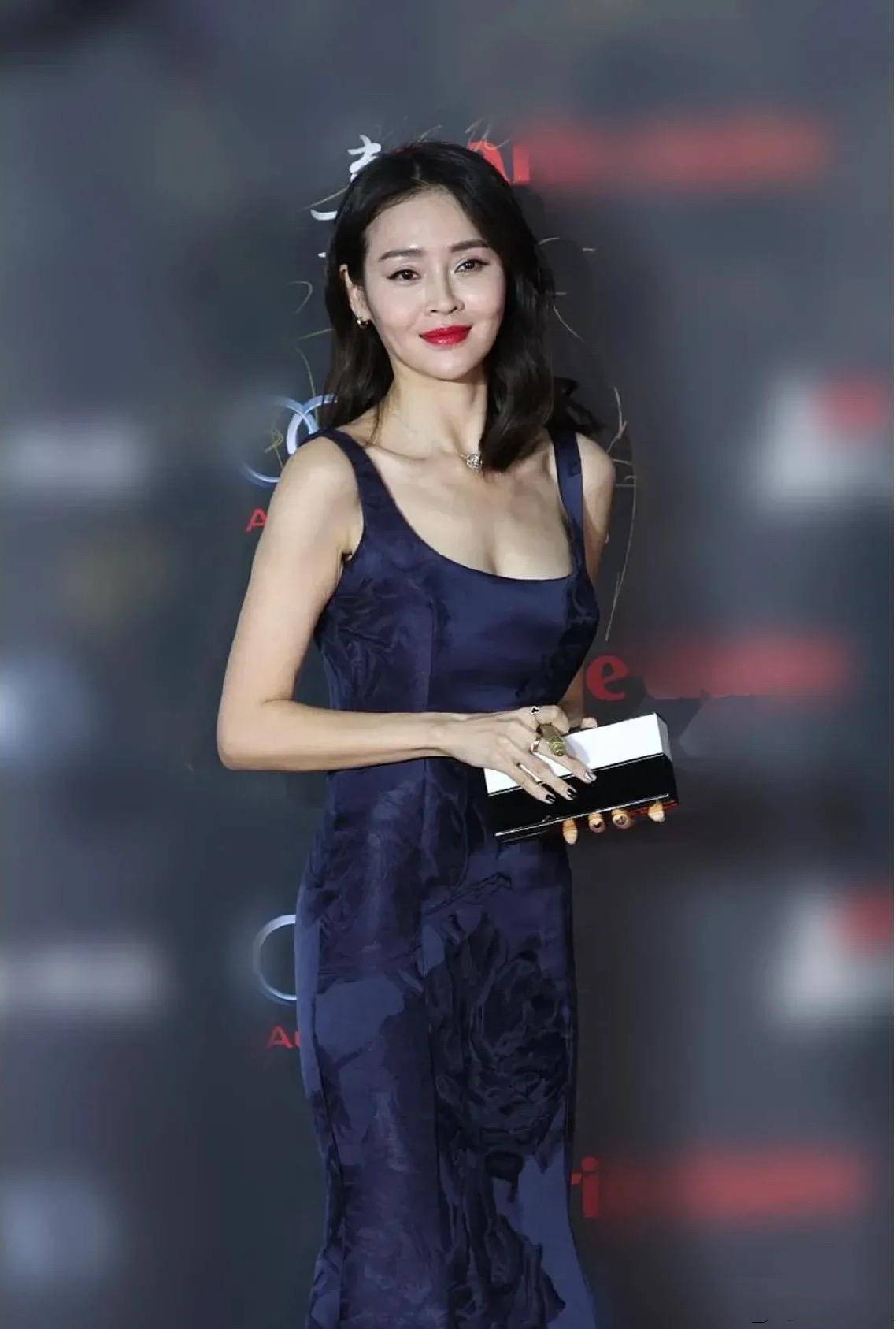 于明加才是真自信,穿鱼尾裙秀"花瓶身材",嫁给普通老公很幸福_生活