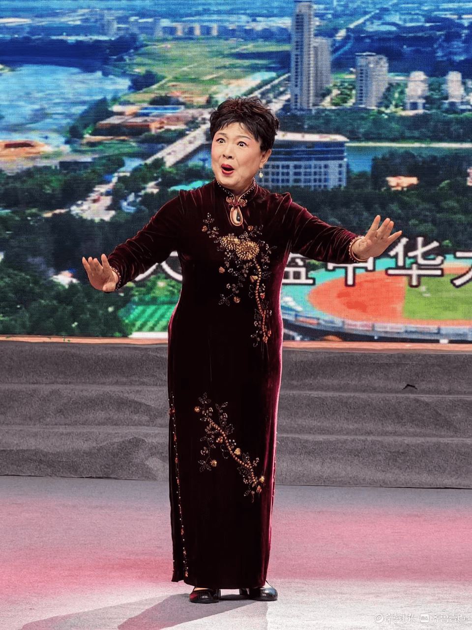 夏美华成了戏痴,跟着高音喇叭学唱戏,13岁时就考进剧团.