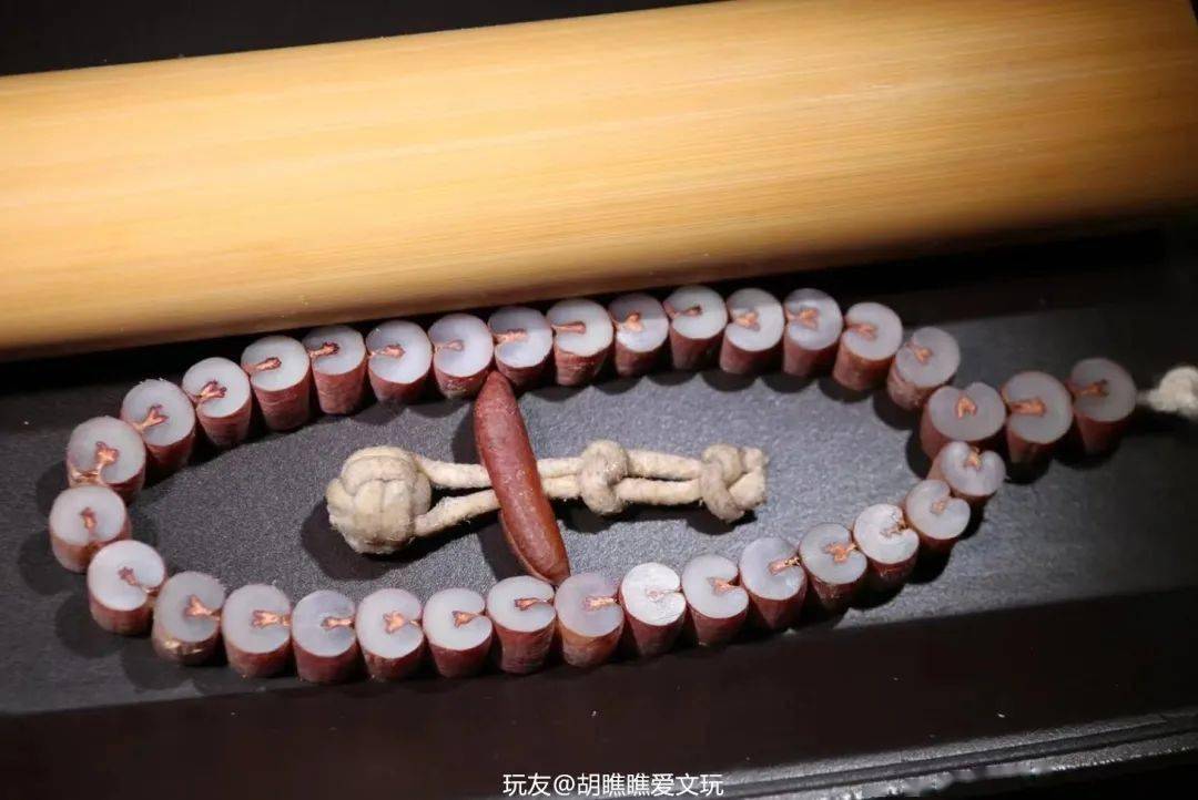 吃剩的椰枣核泡水里清理一下,阴干之后就能盘,而且椰枣核的花样也多