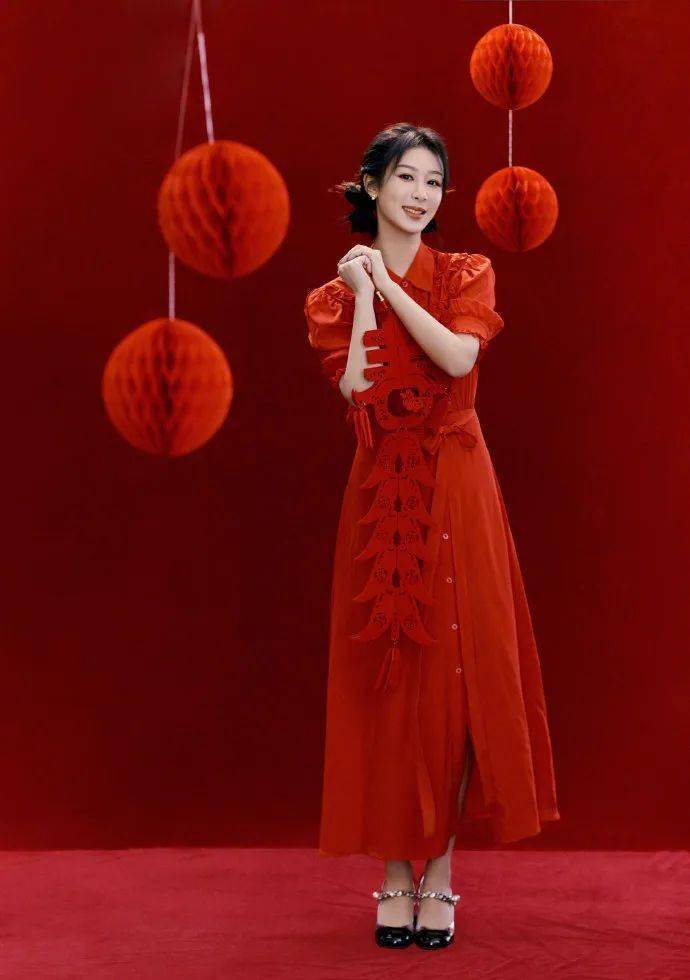 今年春晚的c位不是杨紫,竟然是她?_礼服_中国_衣服