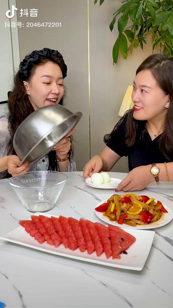 柠檬无骨鸡爪 换来换去还的是花妞厉害 qq弹弹无骨鸭掌 太好吃了 正在