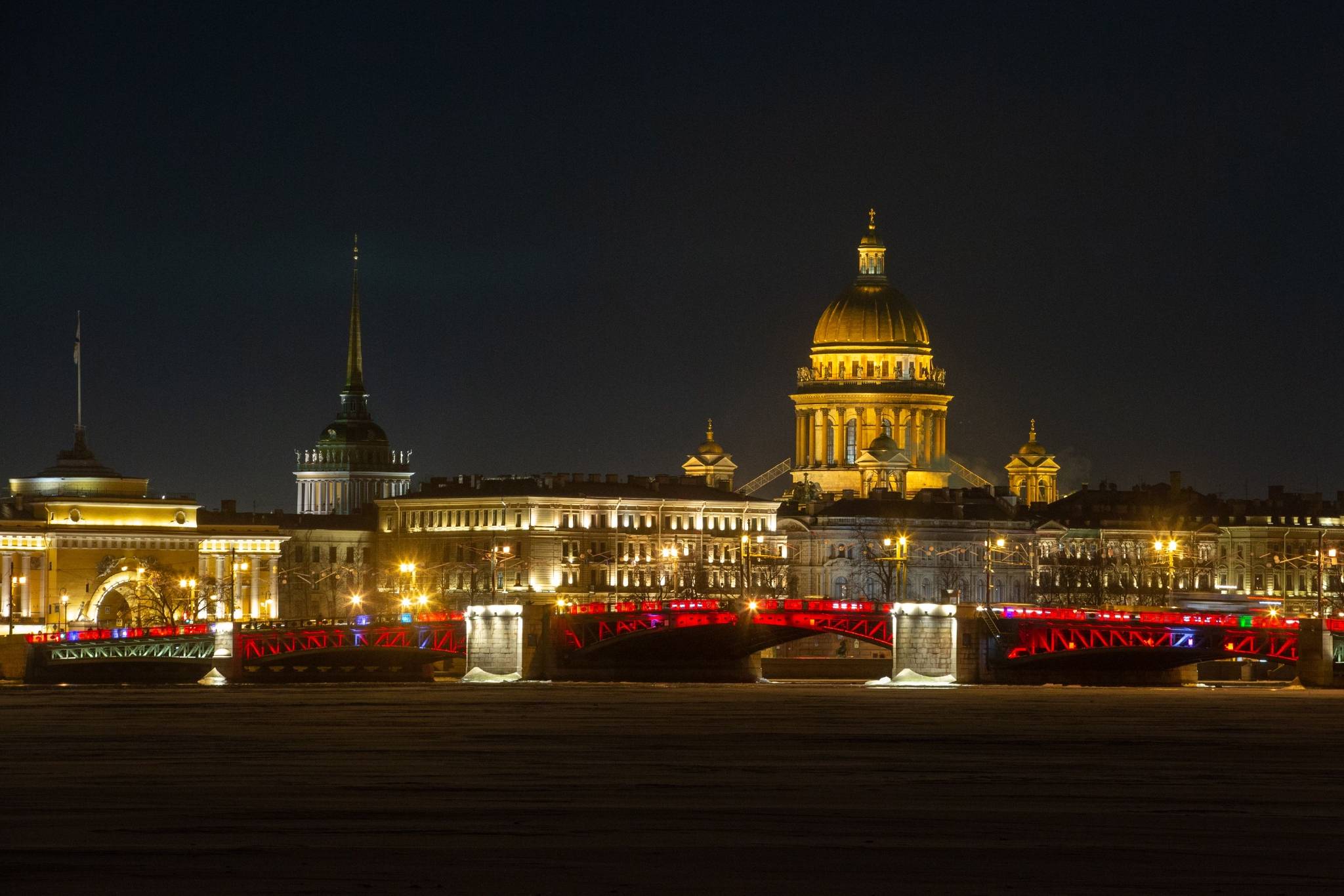 1月21日晚,俄罗斯圣彼得堡市中心涅瓦河上的地标性建筑冬宫桥亮起