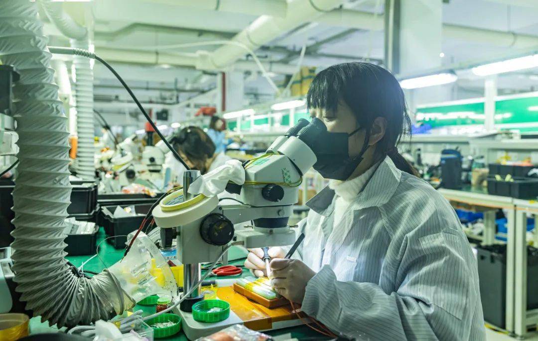 在浙江东尼电子股份有限公司生产车间,工人正在加紧作业像"新凤 """