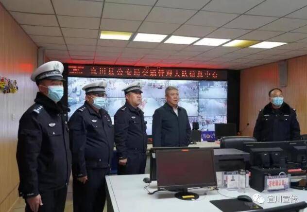 1月21日,新春佳节来临之际,县委副书记,县长薛延飞代表县委,县政府