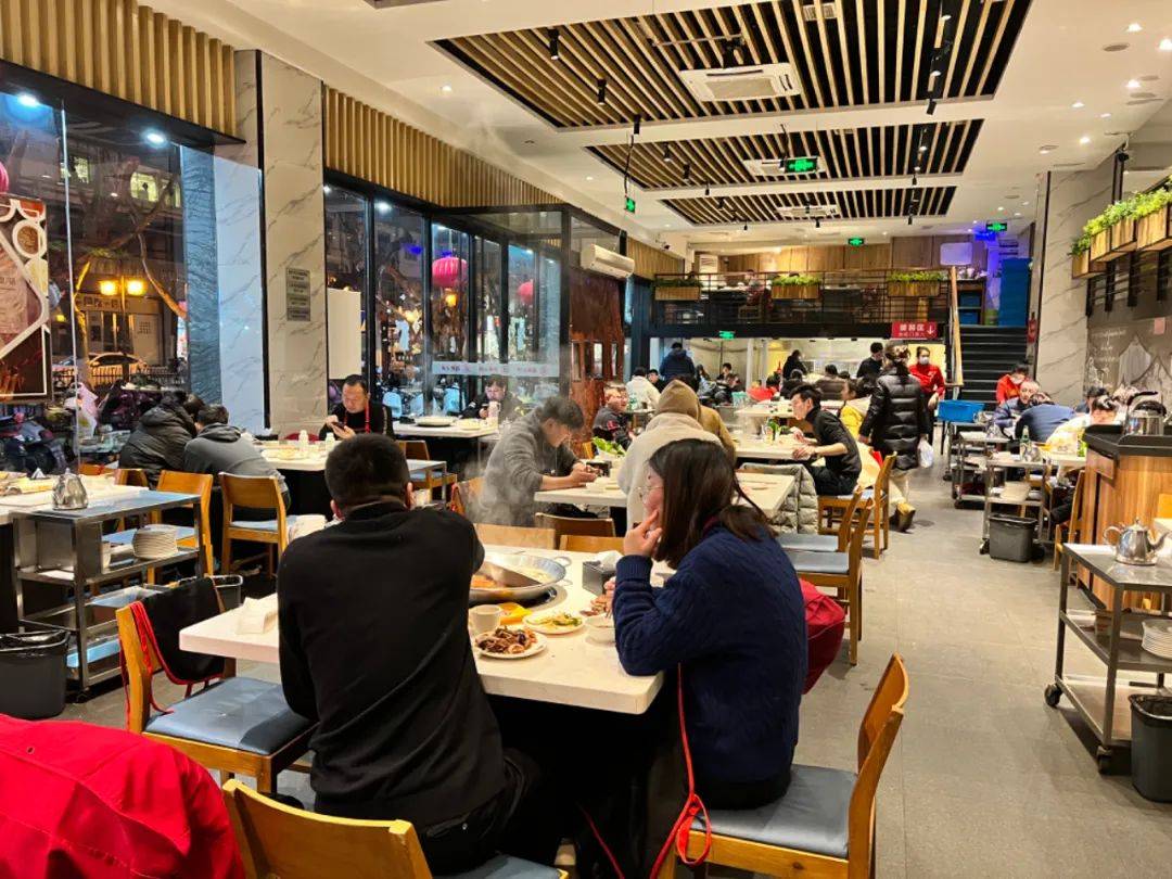 年味|餐饮店铺生意火爆,久违的年味又回来了_扬州_东关街_滋奇