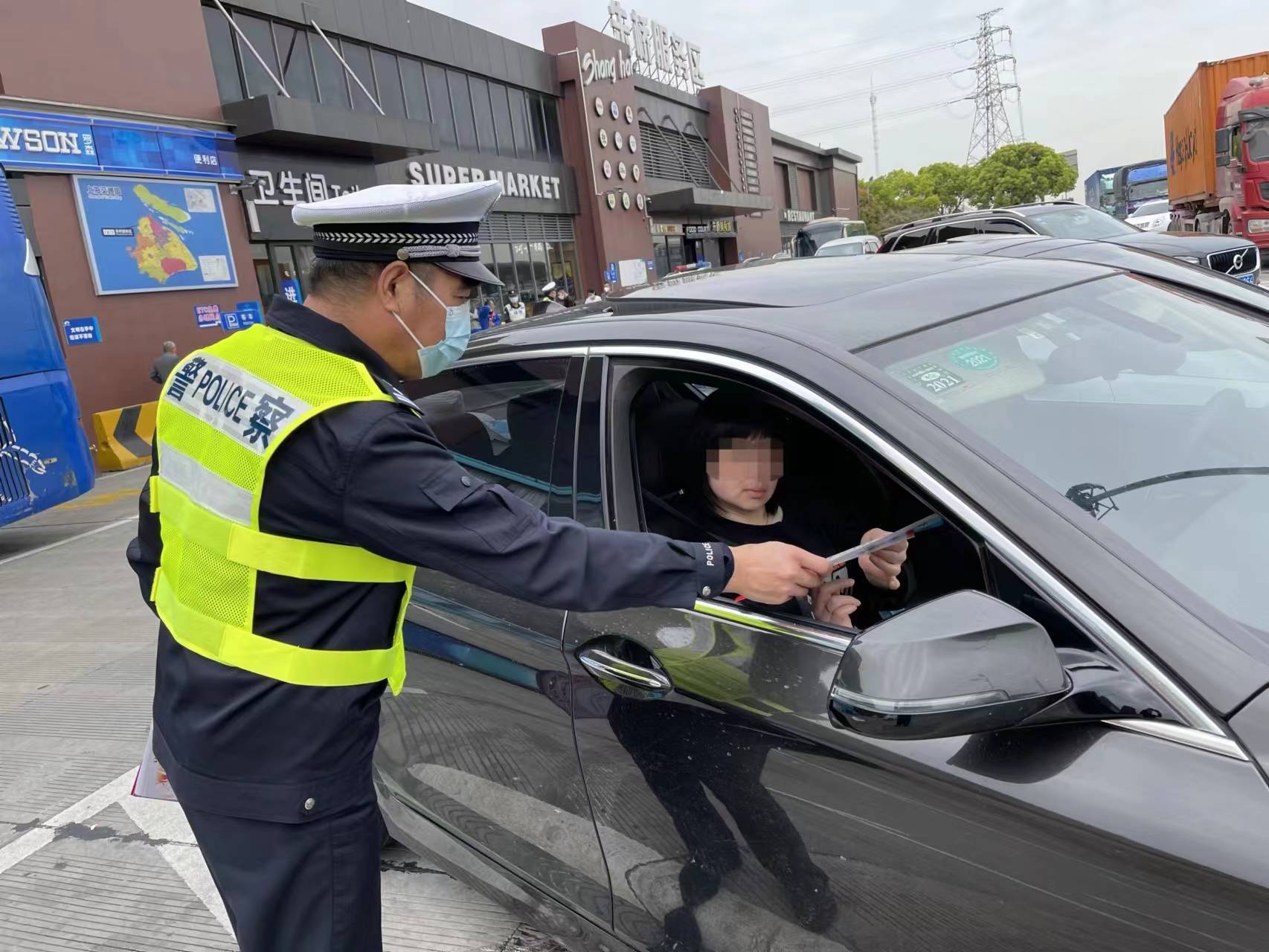 过年｜他站好35年交警生活生计最初一班岗：春节7天都在岗，初七退休