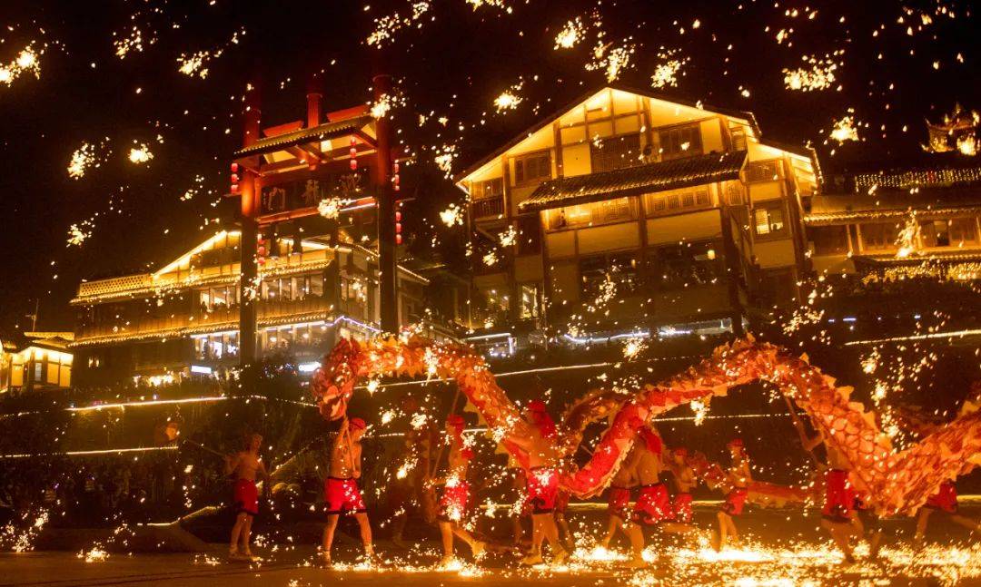 芒果体育今年春节重庆的夜景灯饰又美出圈啦！(图8)