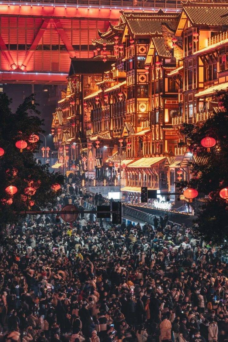 本年春节重庆游又火了!假期前五日接待留宿旅客73.79万人次,同比增长38% 本年春节重庆游又火了!假期前五日接待留宿旅客73.79万人次,同比增长38%