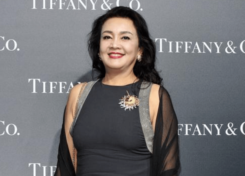张兰又来嘲讽前儿媳,和助理模仿大S夫妇骑脖拍照,被吐槽太离谱_俊晔_直播间_汪小菲
