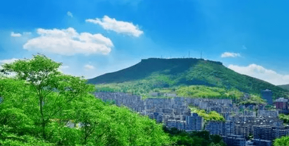 平顶山公园位于市区南平顶山的顶部,最高处海拔657米.