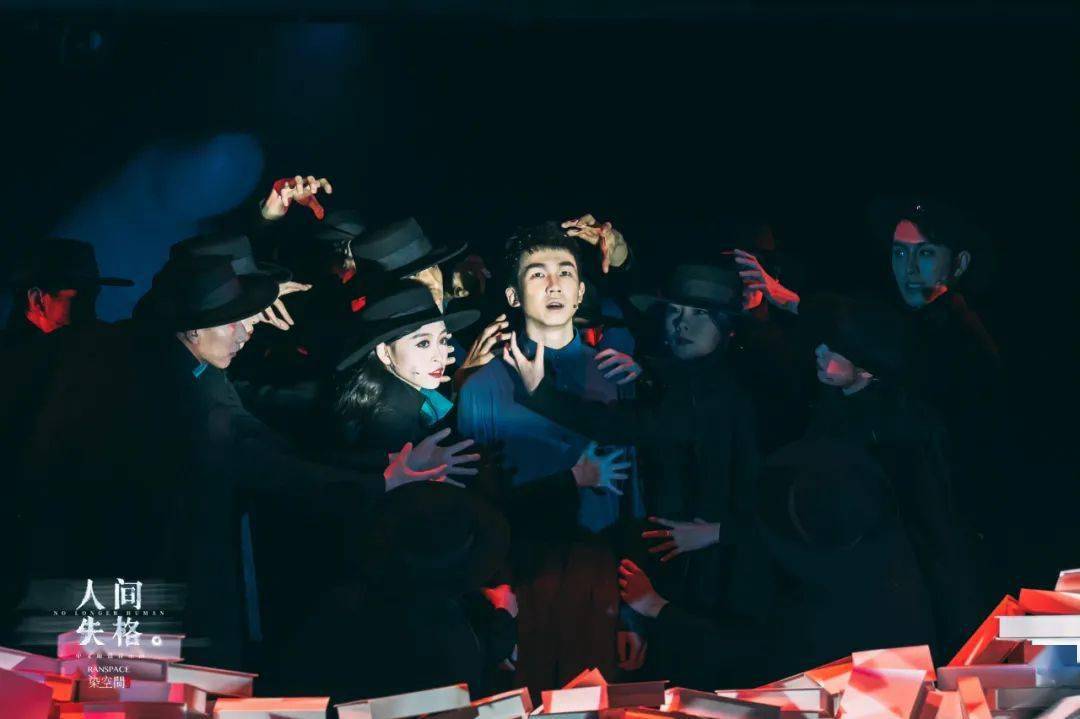 音乐剧《人间失格》同样也是leslie travers在中国的首部作品.