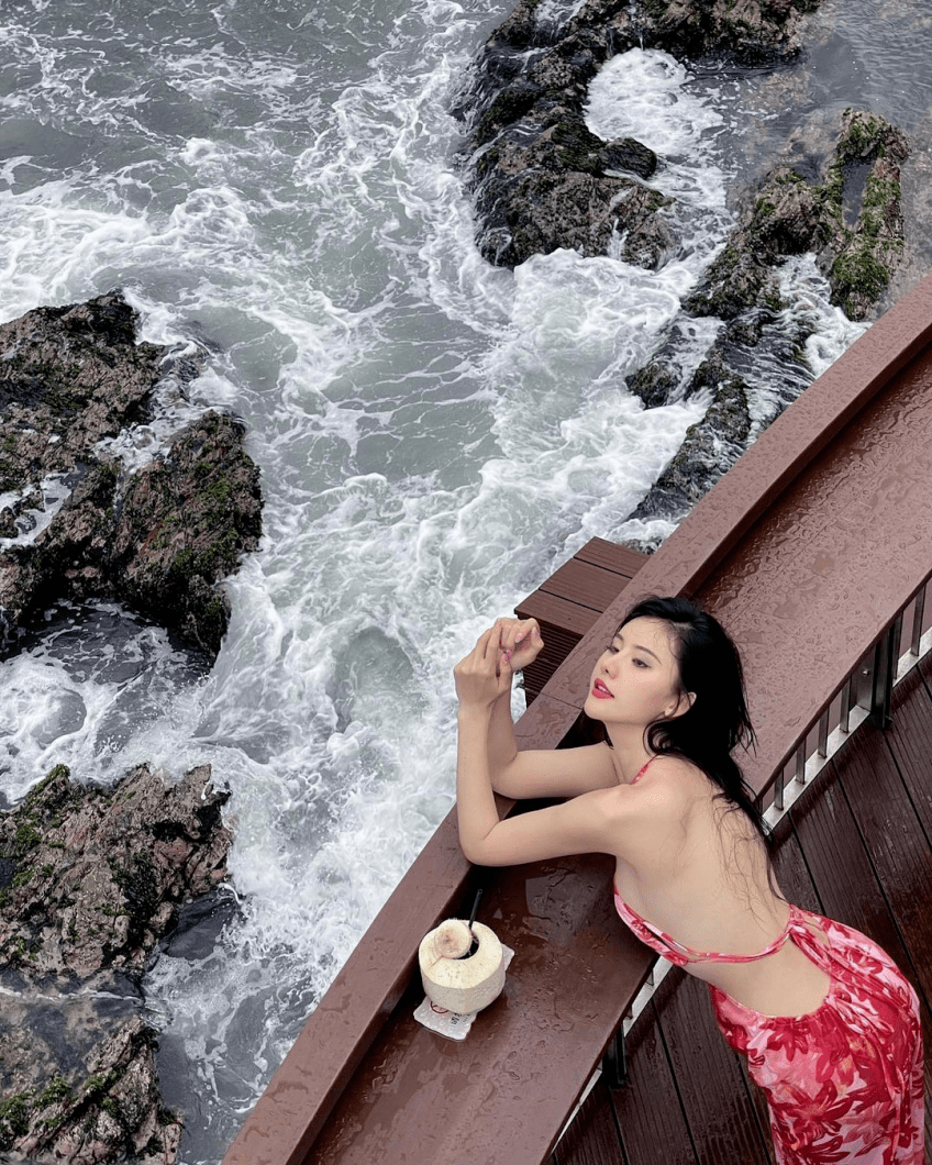澳门名店内 长发美女当众脱衣试身！