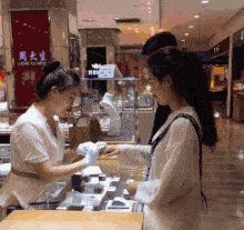 搞笑GIF：同学，你跳不过去，撞杆也好啊，这样太丢人了_奶奶_朋友_石头