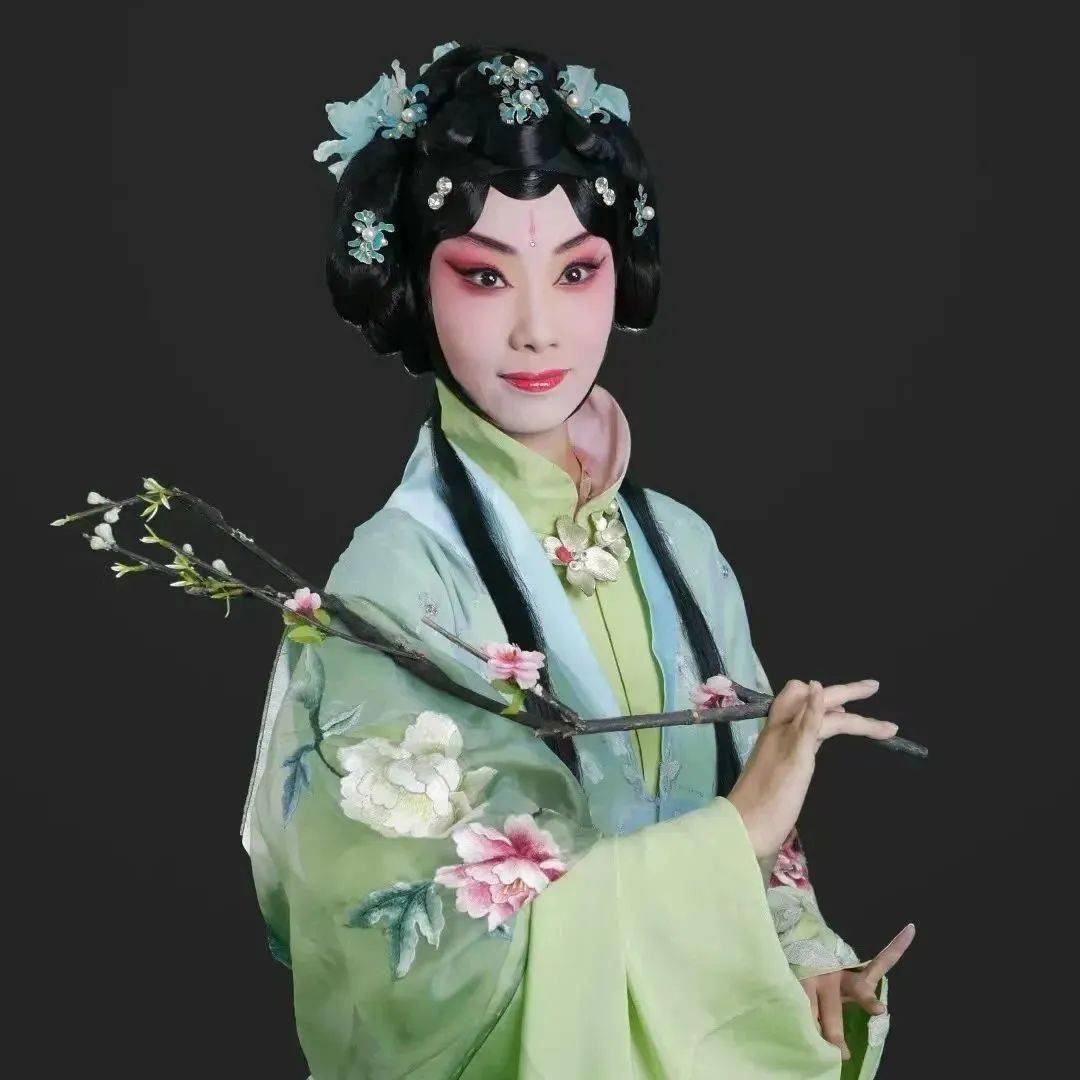 毕业于上海戏剧学院17级戏曲表演专业,工昆曲闺门旦,正旦,师从朱晓瑜