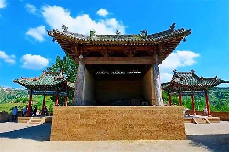 85米的柏木圆柱支顶,内顶为"八卦串顶",四面即为空间,斗拱形制为假昂