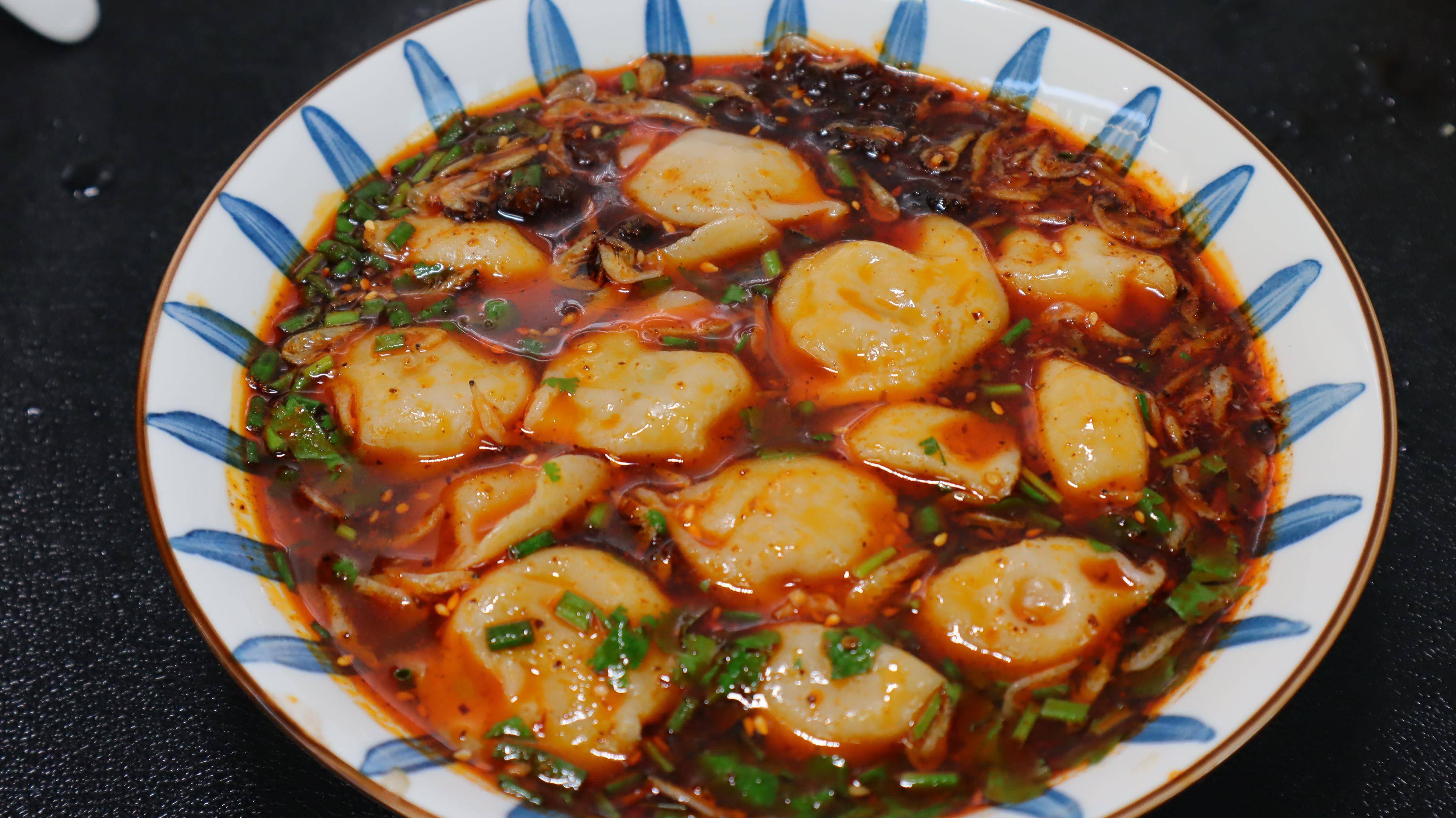 1,酸汤水饺好不好吃,除了饺子本身之外,酸汤的调配非常重要,多一味少