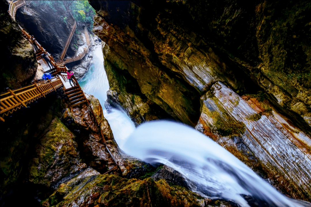 度假區地處神農架林區木魚鎮,華中第一峰神農頂南麓,平均海拔1200米