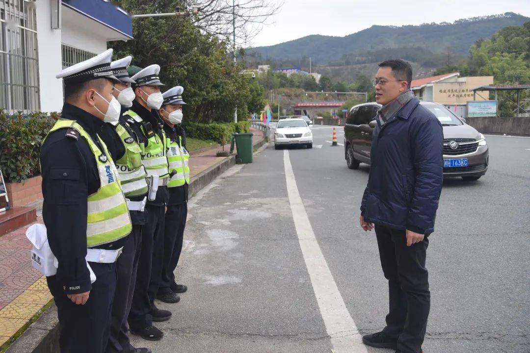 "在文体路消防救援站,黄桂诚认真了解春节期间值班备战,出警等情况