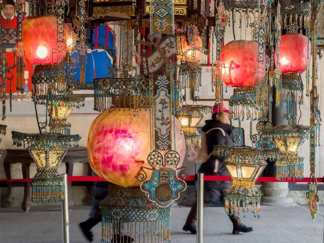 东阳卢宅是全国重点文物保护单位,而肃雍堂大堂灯是目前保存在世界上