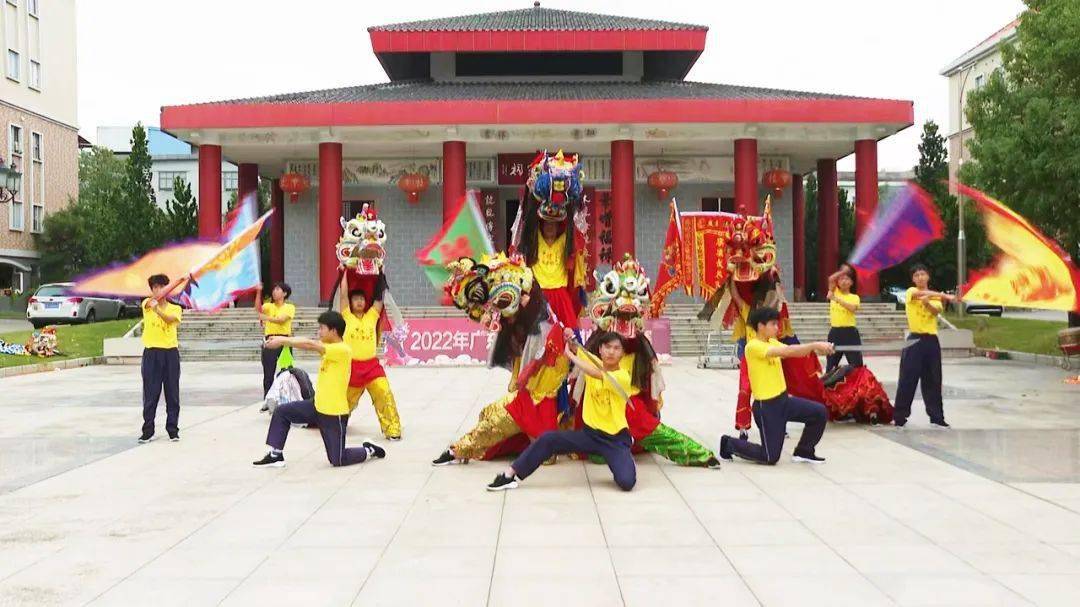 《麒麟献瑞庆升平》,中山市三角镇三角小学《舞与麟比》,东莞清溪麒麟