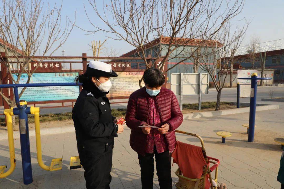 交警提醒为了您和家人的安全,幸福在骑乘电动车时要自觉遵守交通安全