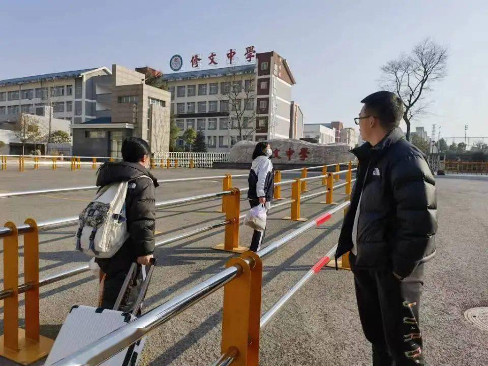 修文中学学子返校上课贵阳乐湾国际实验学校学子返校上课贵阳为明学校