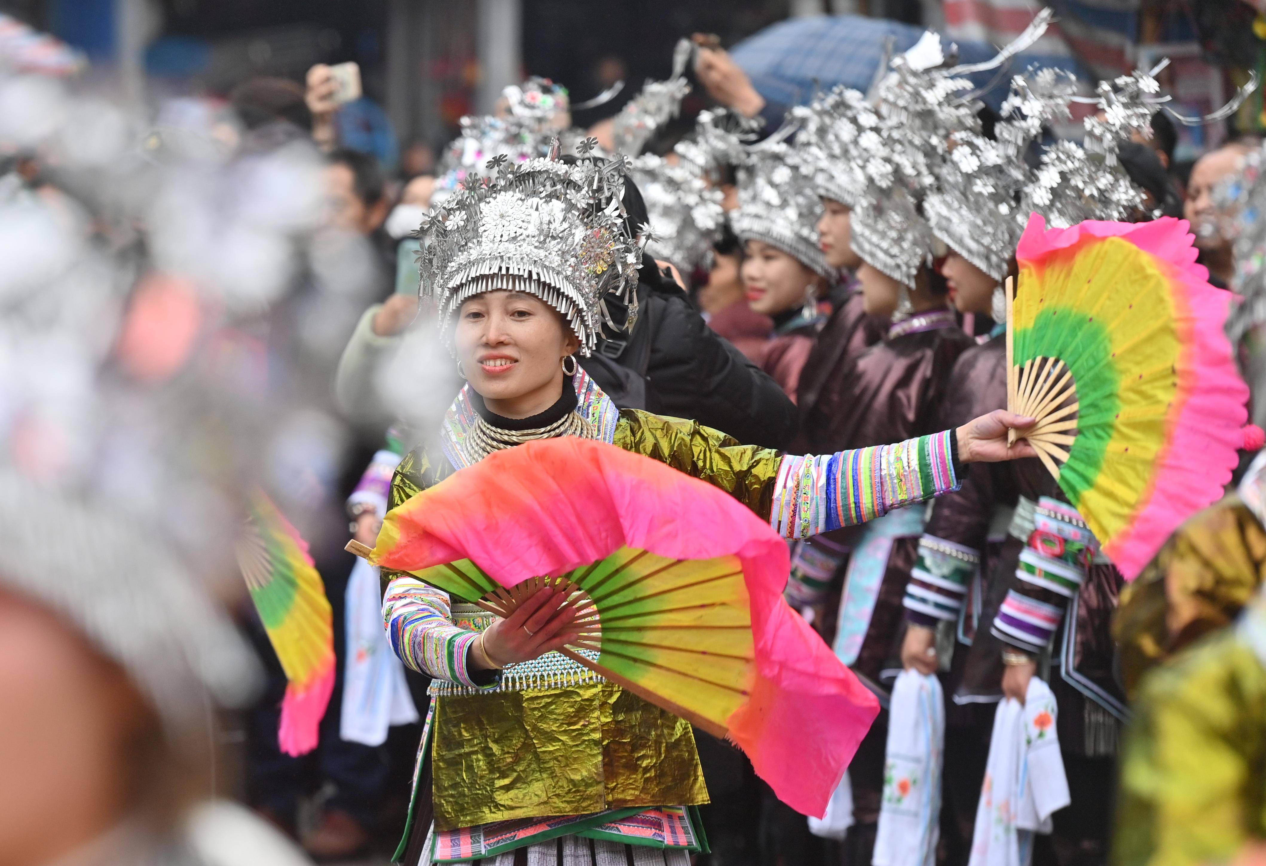 (新春走基层)广西融水:"百鸟衣"坡会热闹非凡_杆洞乡_新华社_黄孝邦