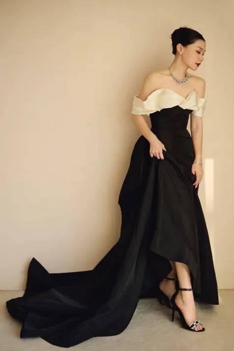 金靖盛装亮相锁定高光时刻classic strass展现不一样的自我钻光耀动