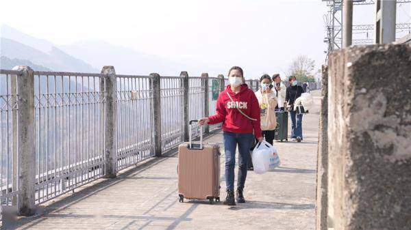 云贵高原上的山间小站 守护村民温暖回家路