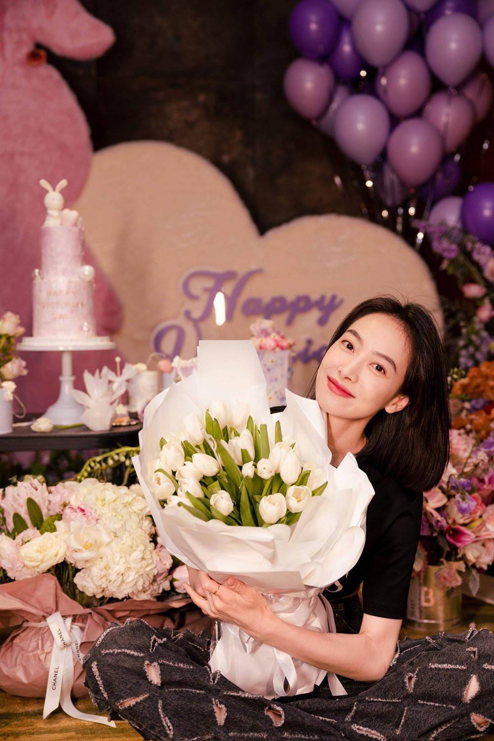 工作室分享宋茜36岁庆生照 手捧鲜花笑容灿烂开怀