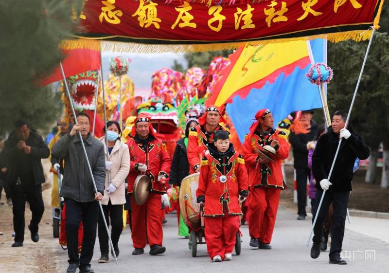 新春走基层丨甘肃西峰:热热闹闹耍社火 欢欢喜喜贺小康_表演_庄子洼_村民